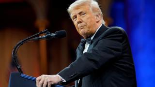 El presidente de Estados Unidos, Donald Trump, asiste a la cena del Comité Nacional Republicano del Congreso (NRCC) en el Museo Nacional de la Construcción en Washington, D.C., Estados Unidos, 8 de abril de 2025.