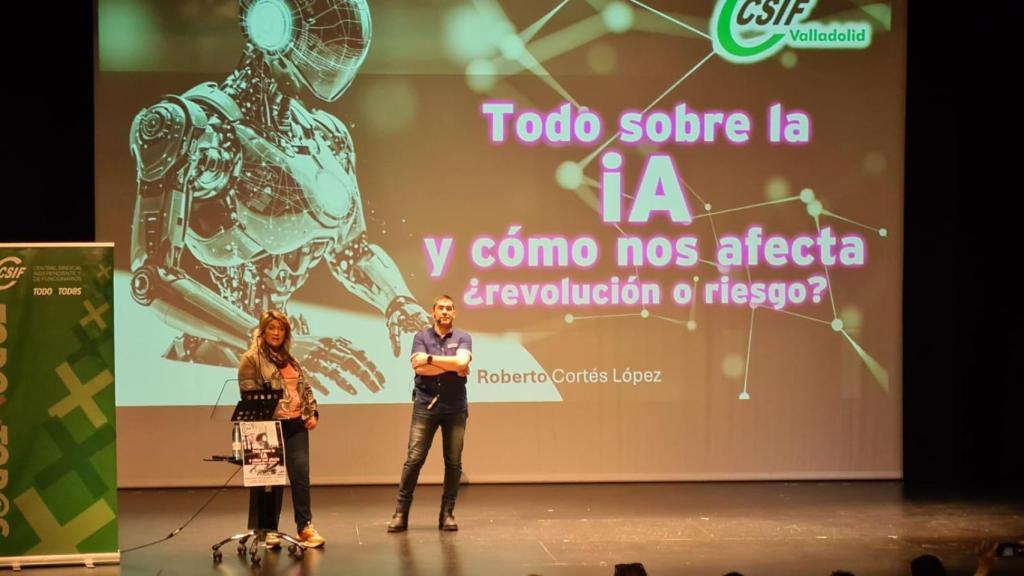 María José San Román y Roberto Cortés hablando de la IA en el encuentro organizado por CSIF