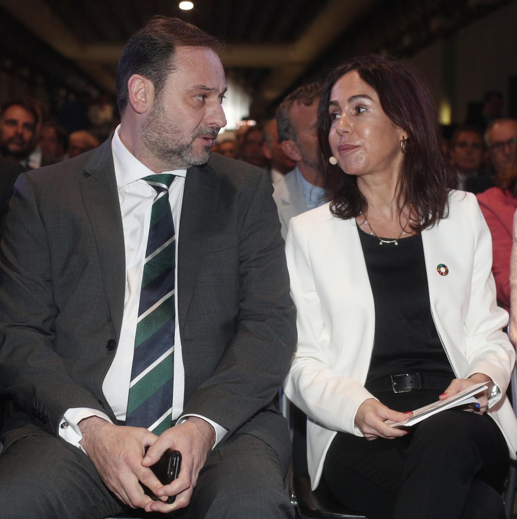 Ábalos, junto a la entonces presidenta de Adif, Isabel Pardo de Vera.