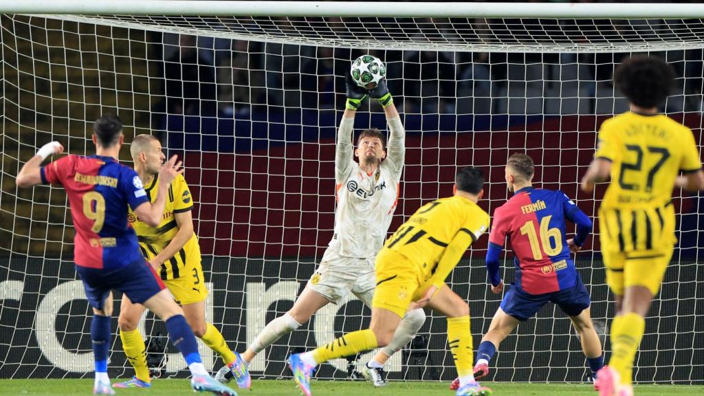 Kobel realiza una gran parada ante el tiro de Lewandowski.