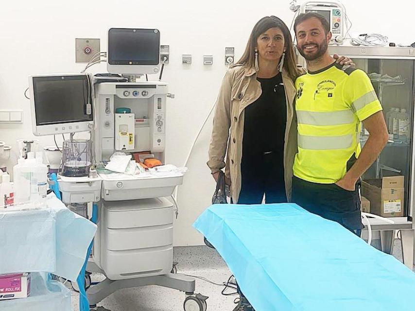 Quirófano de la Plaza de Toros de Burgos. Asunción con Javier, de Ambulancias Enrique, referente en el sector de quirófanos portátiles.