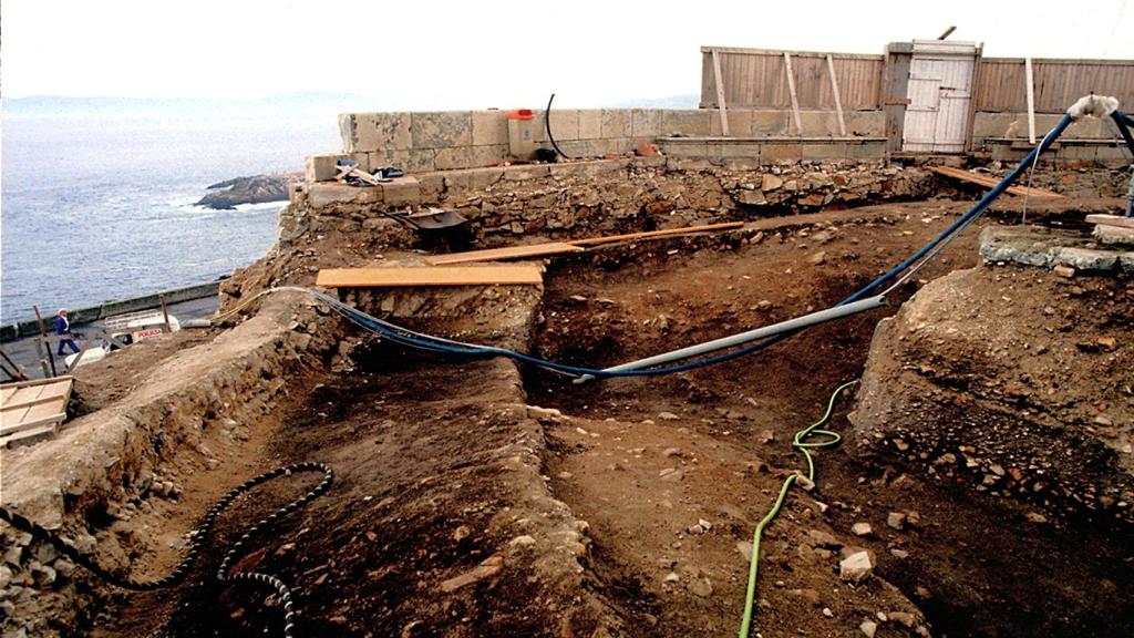 Excavación arqueológica de los años 90 en la Torre de Hércules.