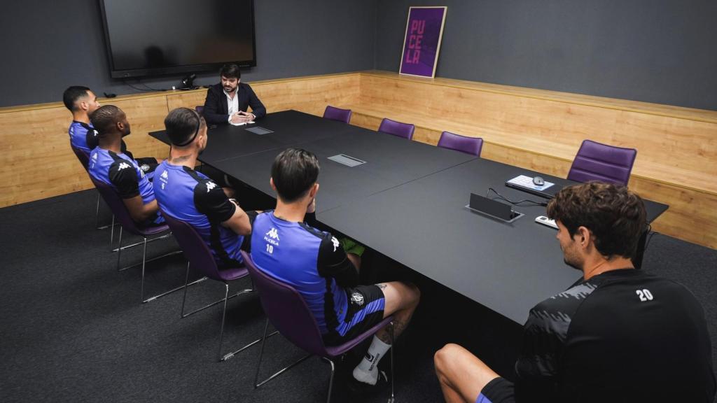 El director general del Real Valladolid, Luis García, con los capitanes del equipo