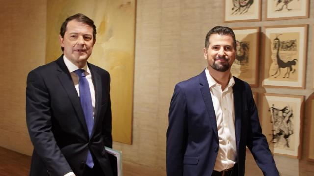 El presidente de la Junta, Alfonso Fernández Mañueco, y el portavoz del Grupo Socialista en las Cortes, Luis Tudanca, en una imagen de archivo