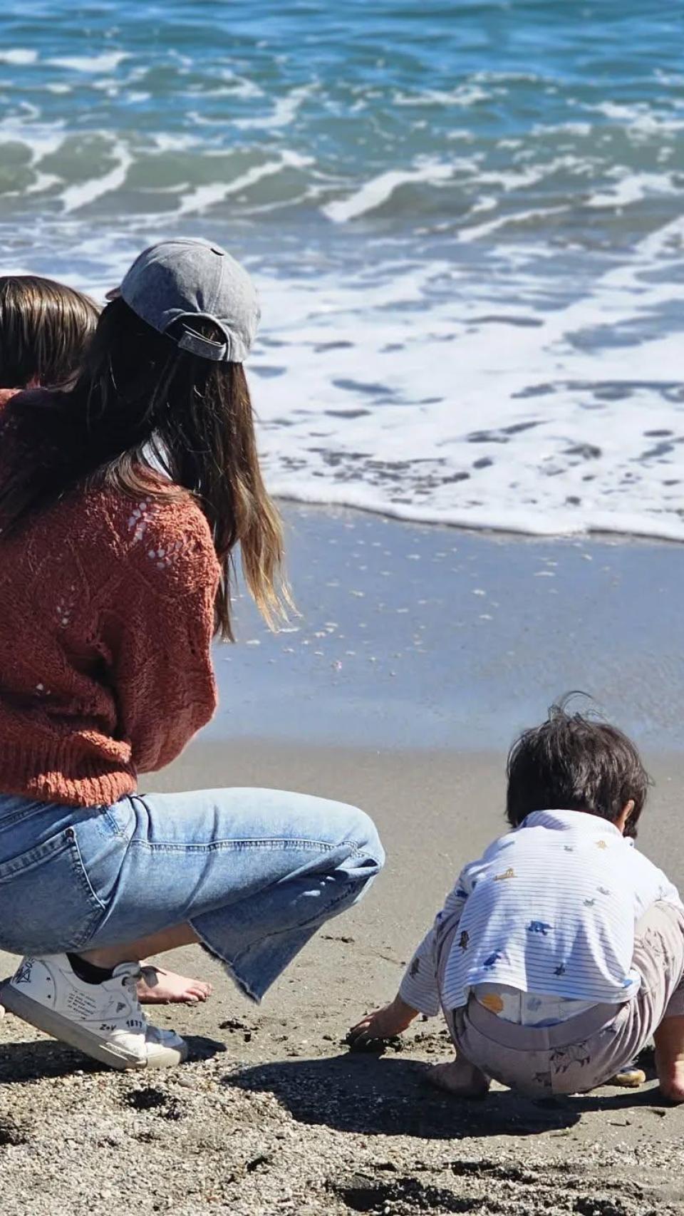 Isabel Jiménez, junto con sus dos hijos en la playa, hace algún tiempo.