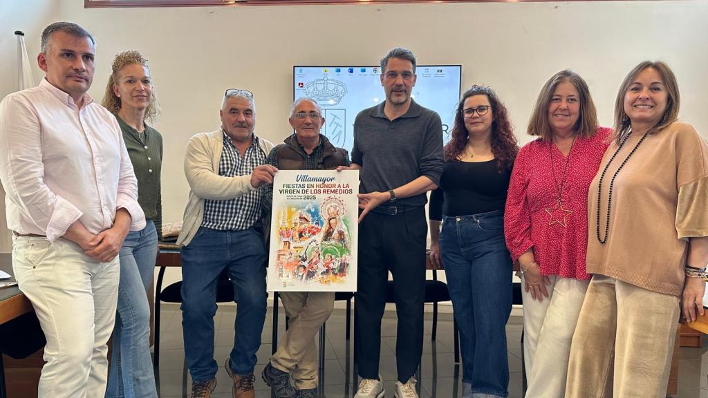 Óscar Casas, concejal del PSOE, María José García, concejala de cultura y educación, José Manuel Martínez, miembro de la comisión de festejos, Juan Carlos Hernández concejal de Vox, Ángel Peralvo, alcalde, Lucia Guinaldo, concejala de festejos, juventud e infancia, María Begoña Martín, concejala de ciudadanos y Marisa profesora de la Escuela de Artes y Superior de Conservación y Restauración de Bienes Culturales de Salamanca