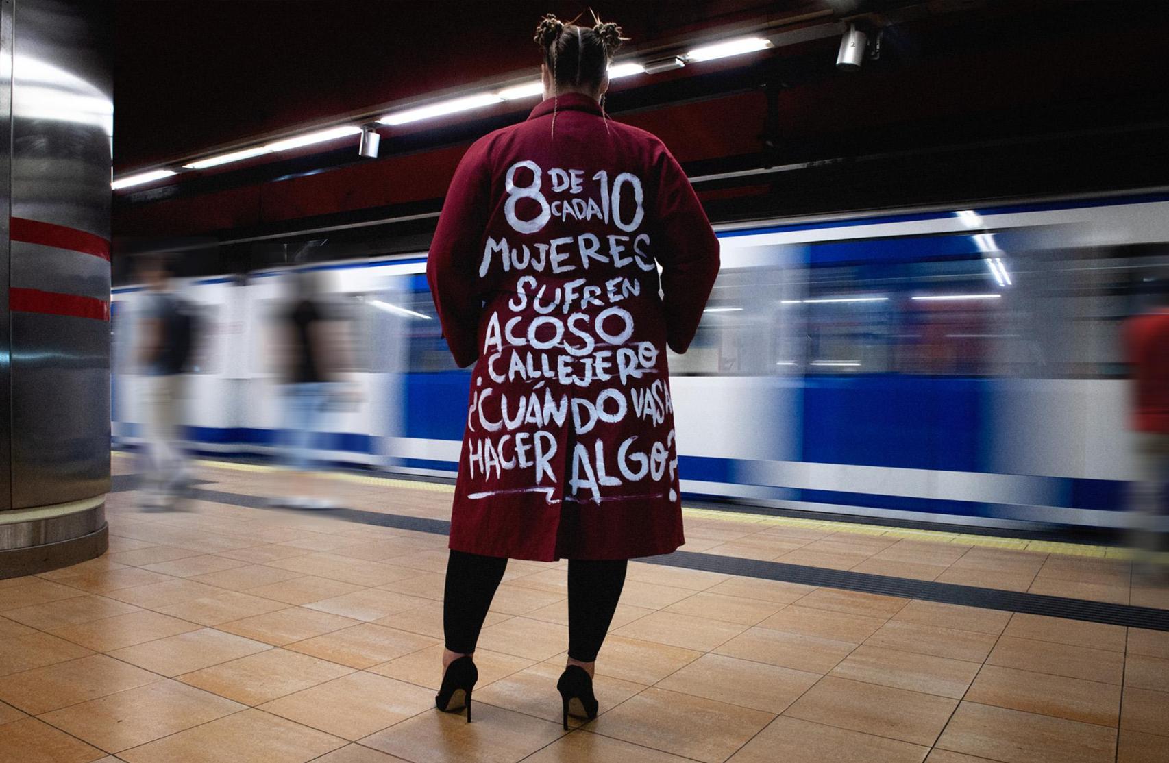 Cinco modelos desfilan en el Metro de Madrid para concienciar sobre el acoso callejero.