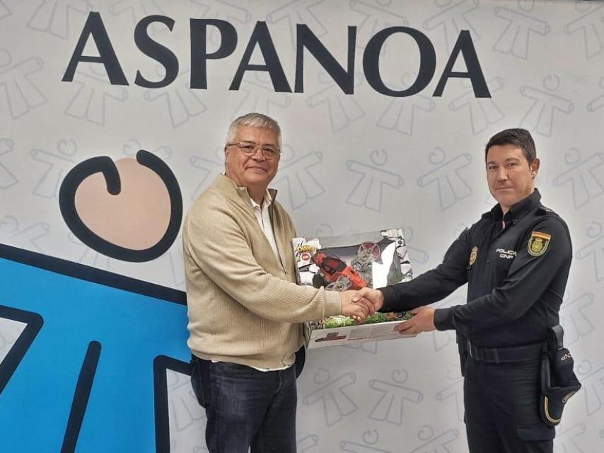 El regalo de la Policía para los niños con cáncer de Aragón: juguetes incautados en una operación contra el cibercrimen
