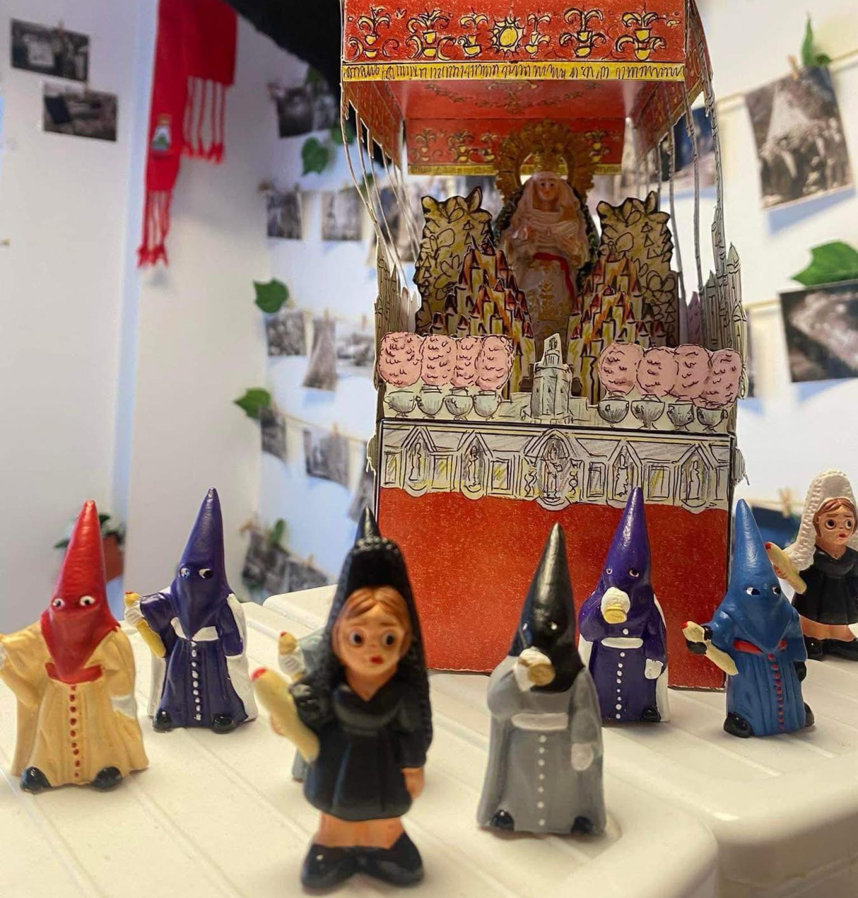 Algunas de las figuras que tiene en su quiosco