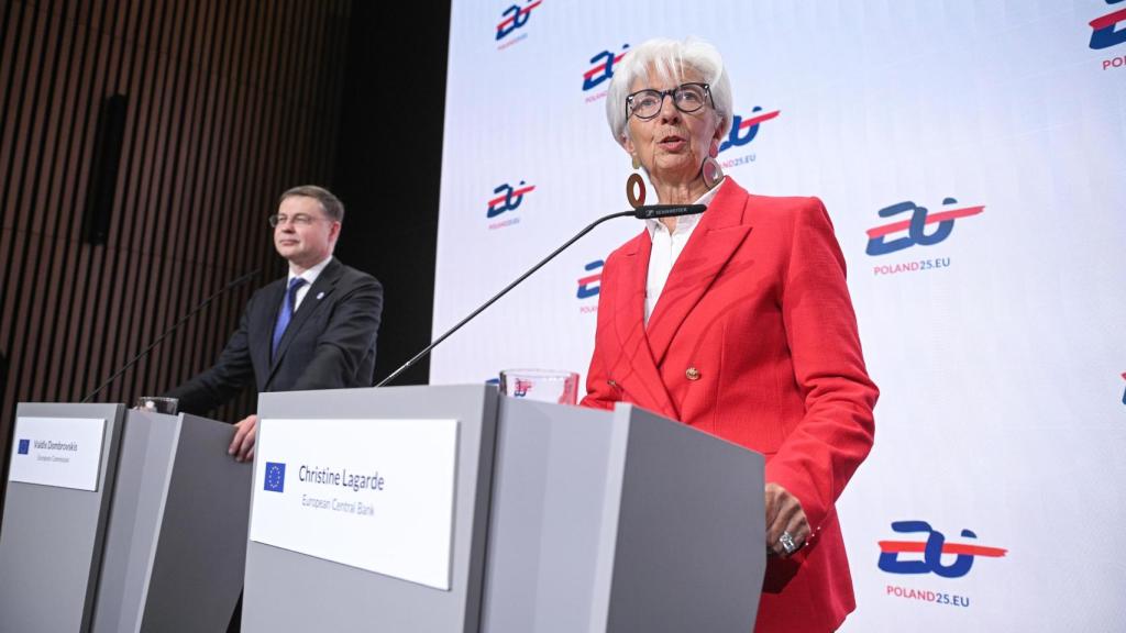 El comisario de Asuntos Económicos, Valdis Dombrovskis, y la presidenta del BCE, Christine Lagarde, durante la rueda de prensa de este viernes en Varsovia