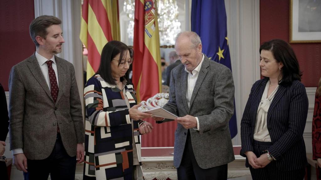 El presidente del Consejo de Transparencia entrega la memoria anual a Llanos Massó en Les Corts. José Cuéllar / Corts
