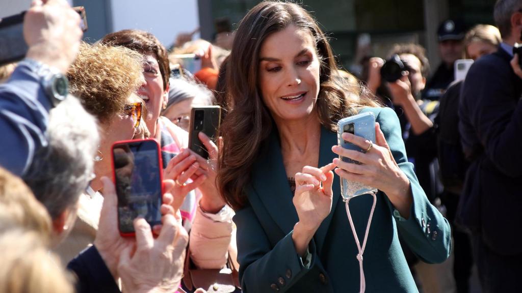 Letizia se hace una fotografía con una ciudadana antes de acceder al Auditorio Municipal de León