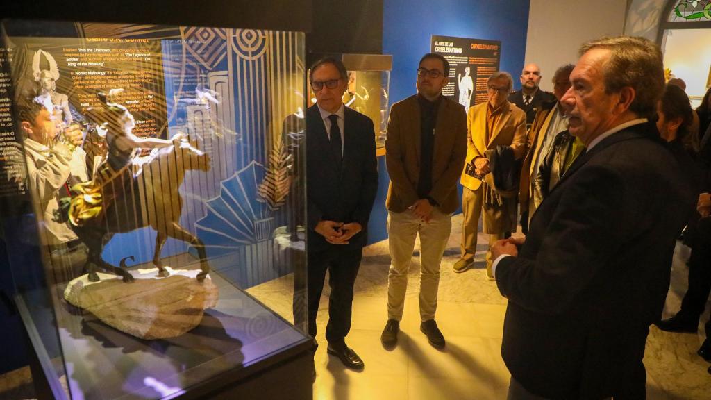 El alcalde de Salamanca, Carlos García Carbayo, junto al director del museo, Pedro Pérez Castro, y numerosas autoridades