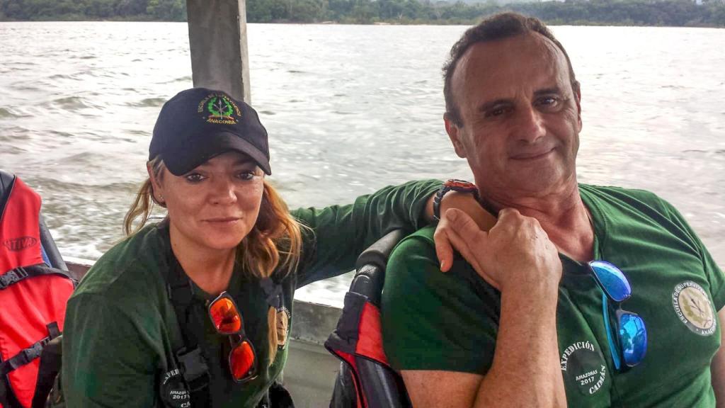 Marisol y José Andrés, navengando río arriba rumbo a su isla amazónica.