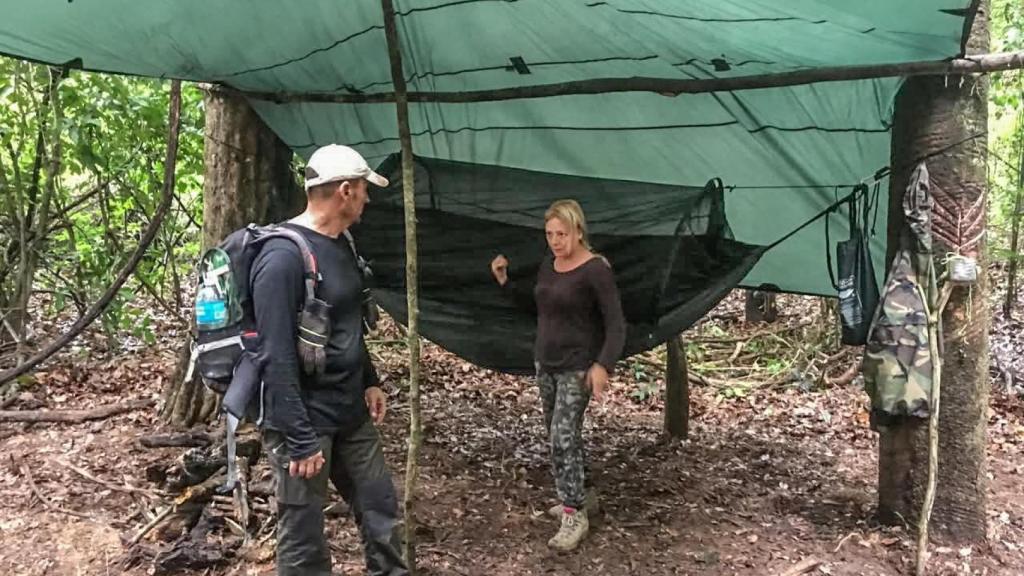 José Andrés y Marisol, junto a la hamaca donde duermen.