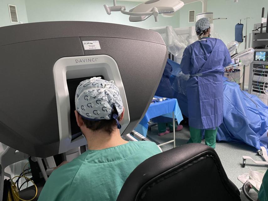 El doctor Jorge Rioja, en una operación con el robot Da Vinci