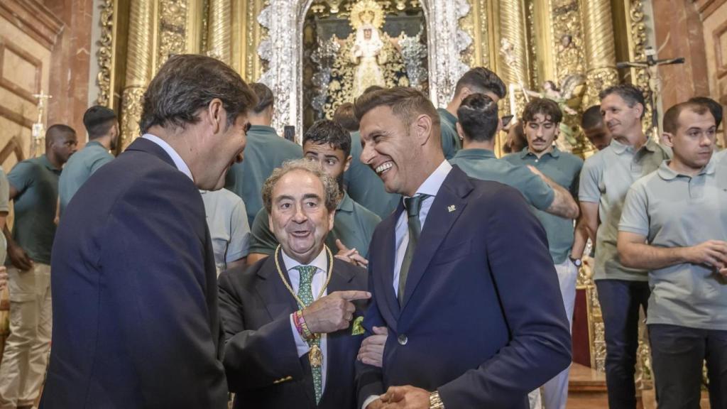 José Antonio Fernández Cabrero, junto a jugadores del Betis y Joaquín, durante una visita a la Basílica.