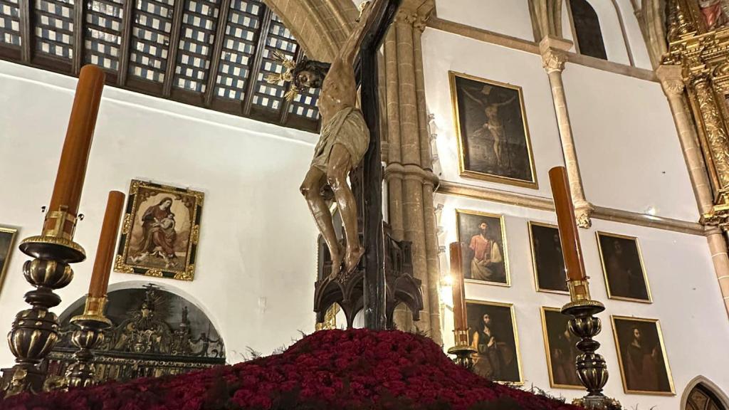 Monte de rosas rojas para el Cristo de Burgos de Sevilla.