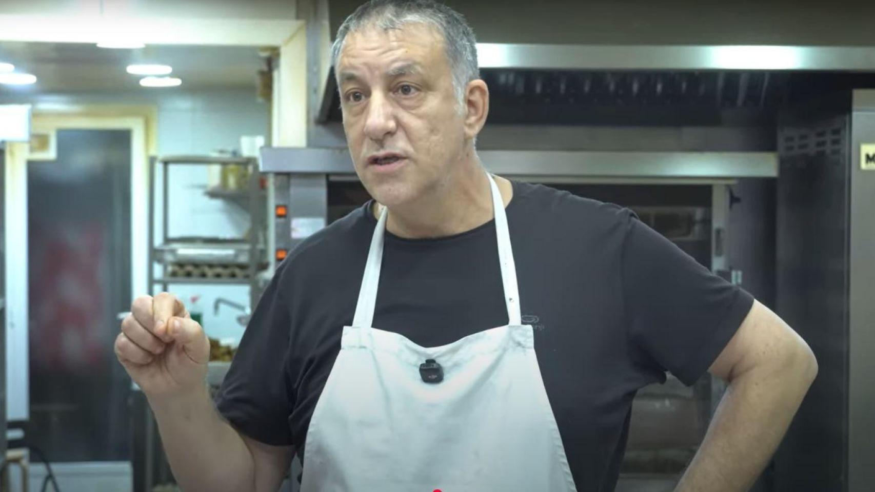 José es el dueño de una pescadería en Barcelona.