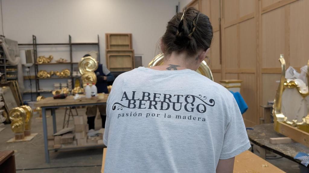 Un detalle de la camiseta de una de las trabajadoras.