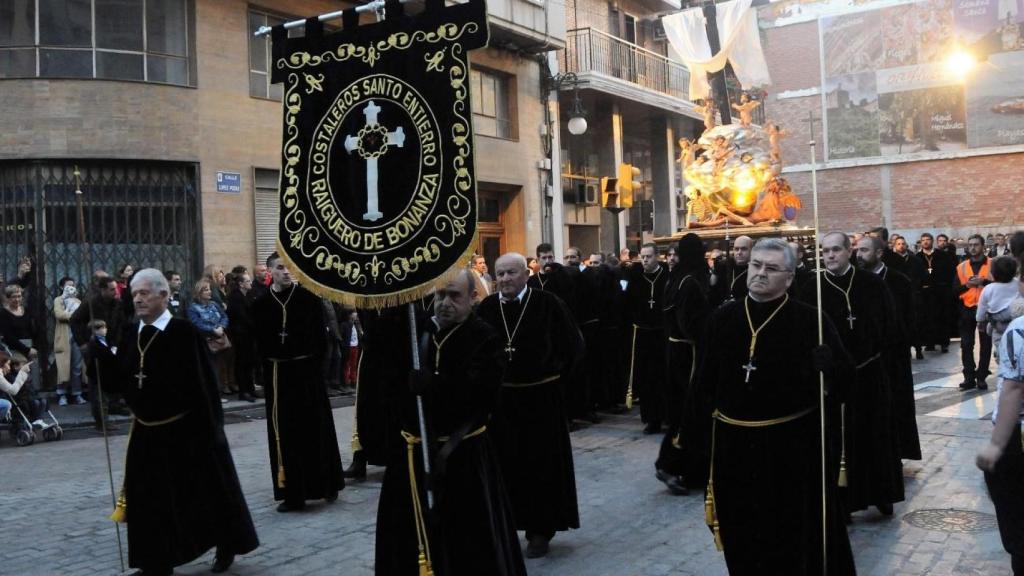 La Diablesa en la procesión del santo Entierro oriolana.