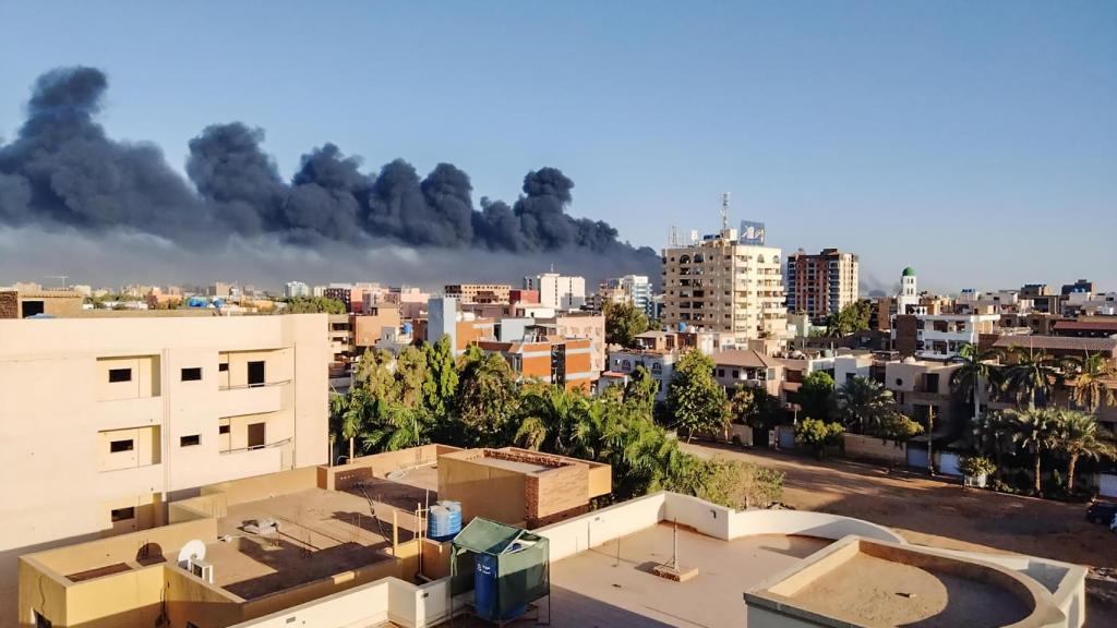 Vista aérea de combates en Jartum, capital de Sudán.