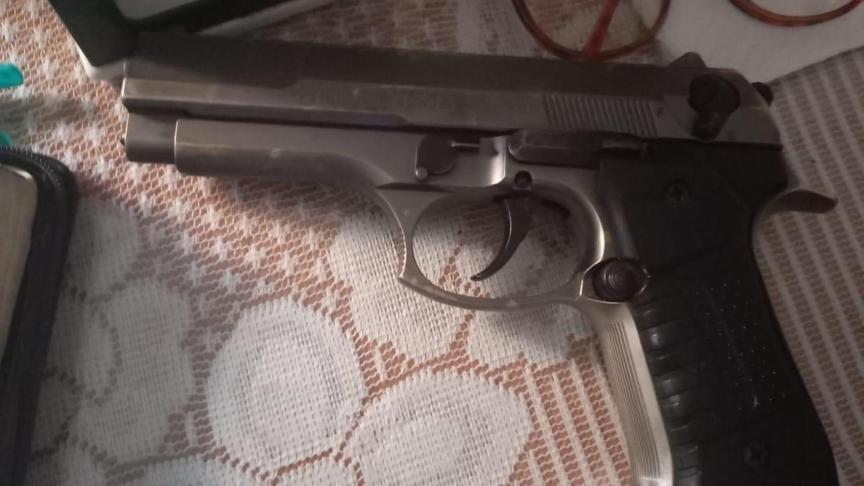 Una de las pistolas de fogueo que tenía sebastián.