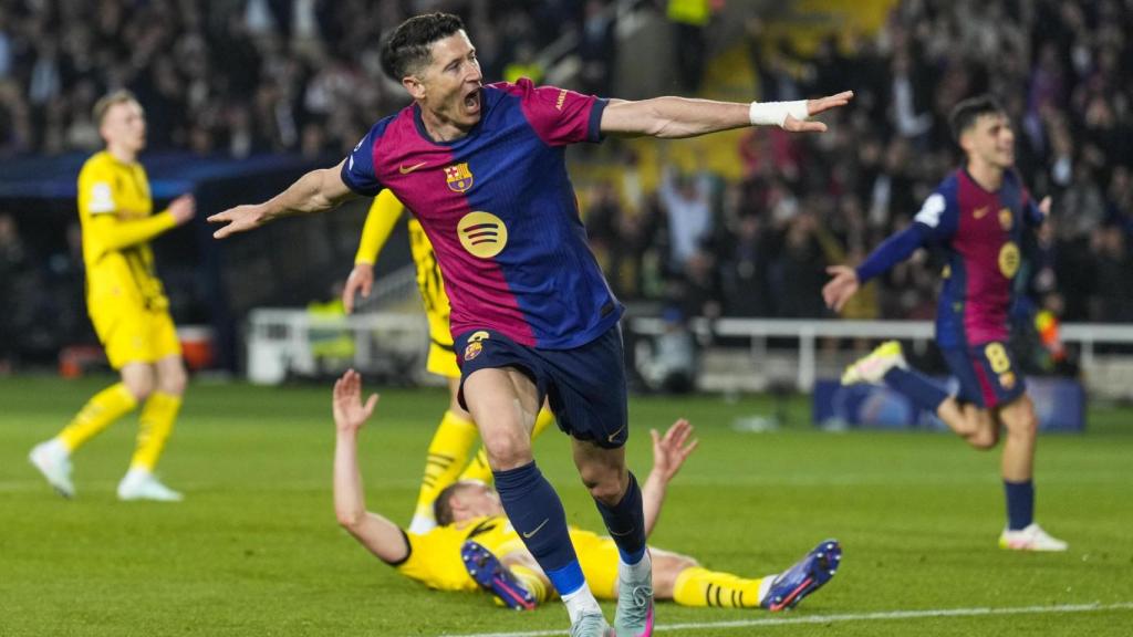 Lewandowski celebra uno de sus goles contra el Borussia Dortmund en Montjuïc