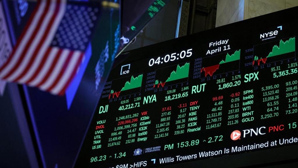 Una pantalla de la Bolsa de Nueva York muestra la cotización de los principales índices de Wall Street.