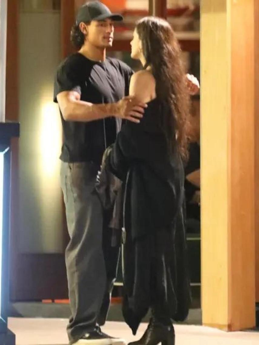 Emilio Sakraya y Rosalía a la salida del restaurante Cipriani.