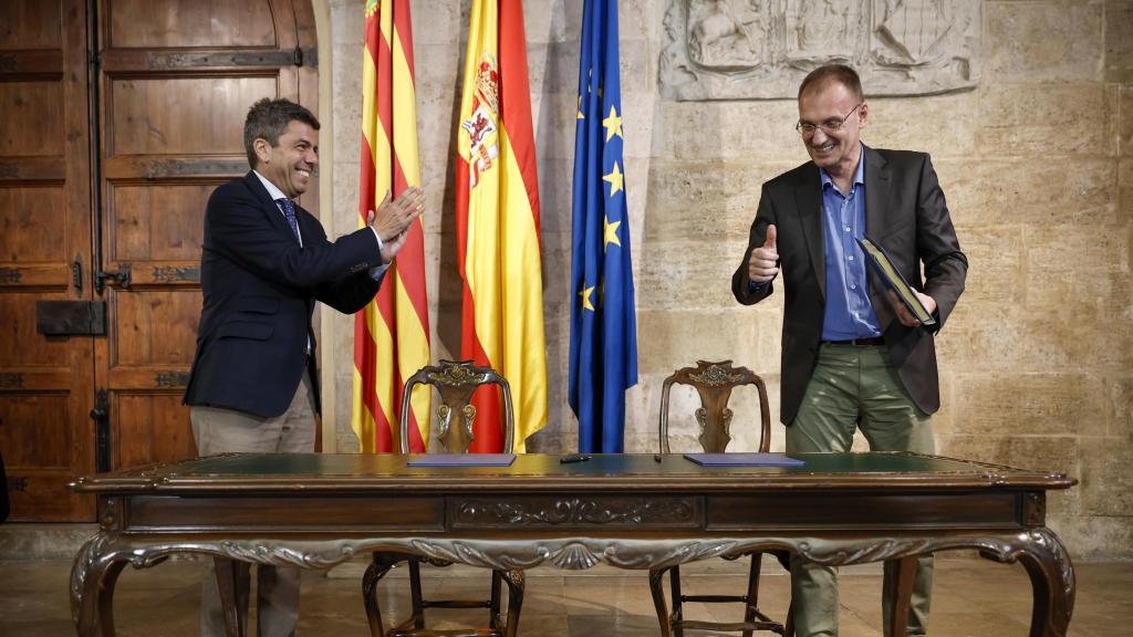 El president de la Generalitat, Carlos Mazón, y el consejero delegado de PowerCo, Andreas Rottmann, durante el encuentro mantenido este lunes para analizar la evolución del proyecto de la gigafactoría de Sagunto. Efe / Biel Aliño