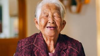 Imagen de una japonesa sonriendo.