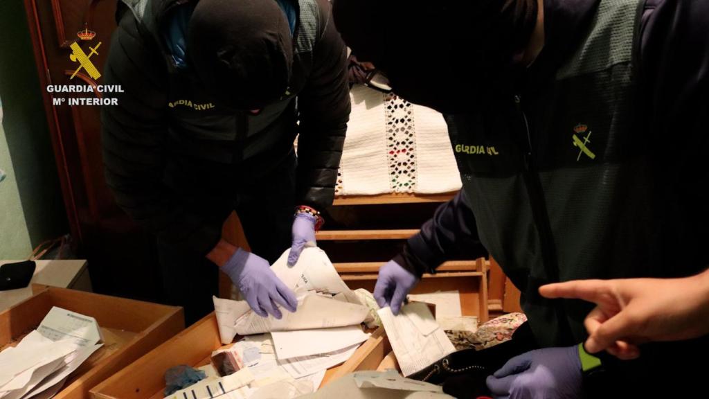 Agentes de la Guardia Civil registran en Murcia el domicilio de uno de los líderes de la trama.