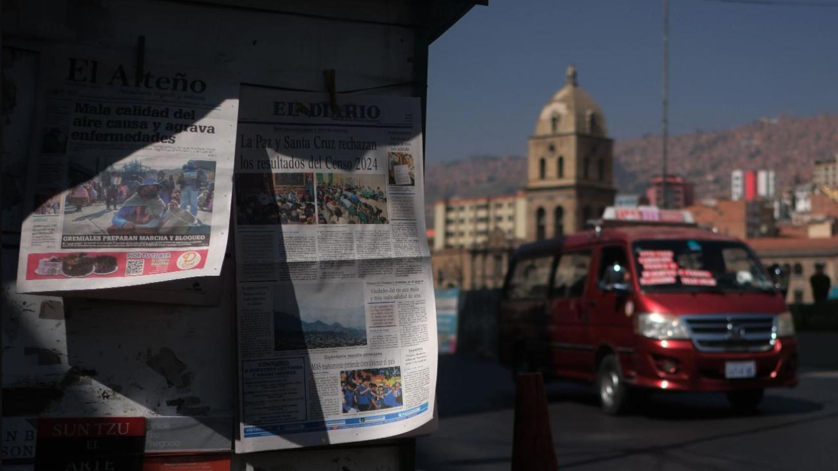 Fotografía que muestra un lugar de venta de periódicos en La Paz (Bolivia)