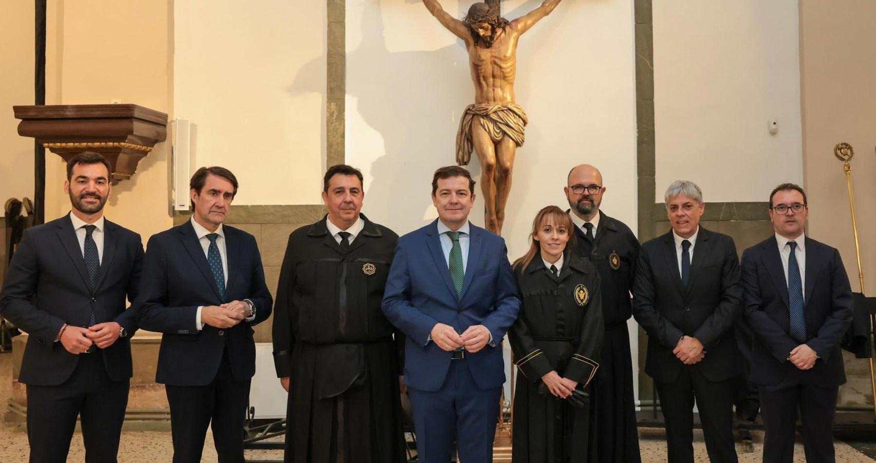 El presidente de la Junta de Castilla y León, Alfonso Fernández Mañueco; y el consejero de Medio Ambiente, Vivienda y Ordenación del Territorio, Juan Carlos Suárez-Quiñones; en la Procesión de La Pasión de León