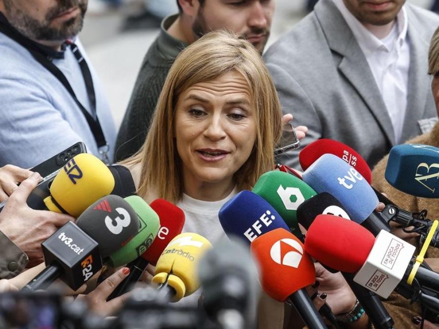 La delegada del Gobierno, Pilar Bernabé, atiende a la prensa, este lunes, a su llegada a la Ciudad de la Justicia de Valencia.