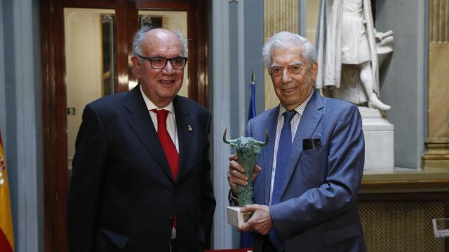 El jurista Miguel Cid y el escritor Mario Vargas Llosa