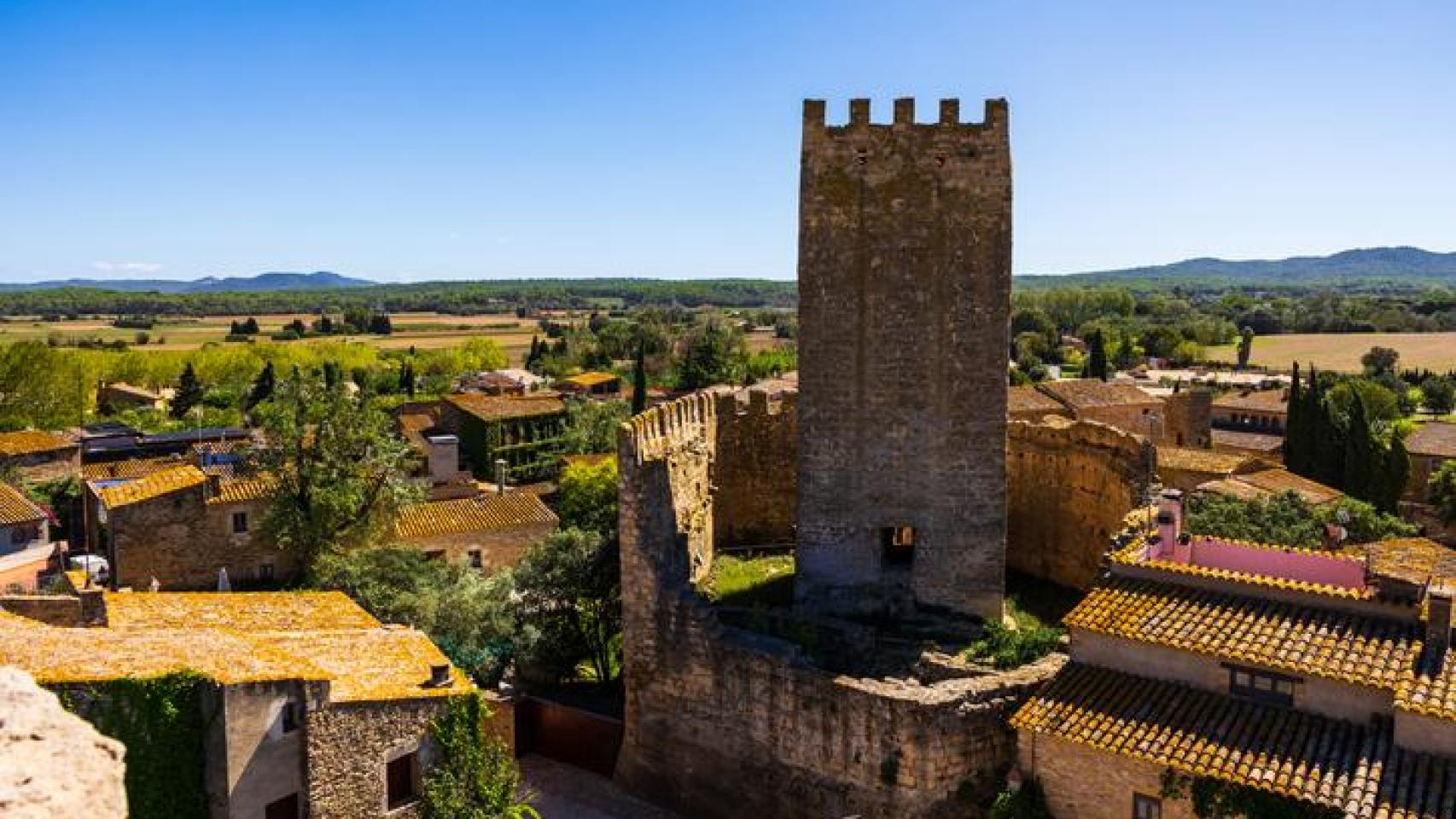 El precioso pueblo medieval de Girona donde todo sigue como en el siglo ...