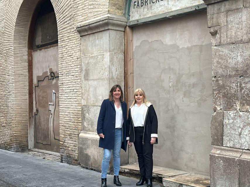La portavoz del PSOE, Lola Ranera, junto a la concejala socialista, Eva Cerdán, en el Palacio de Fuenclara.