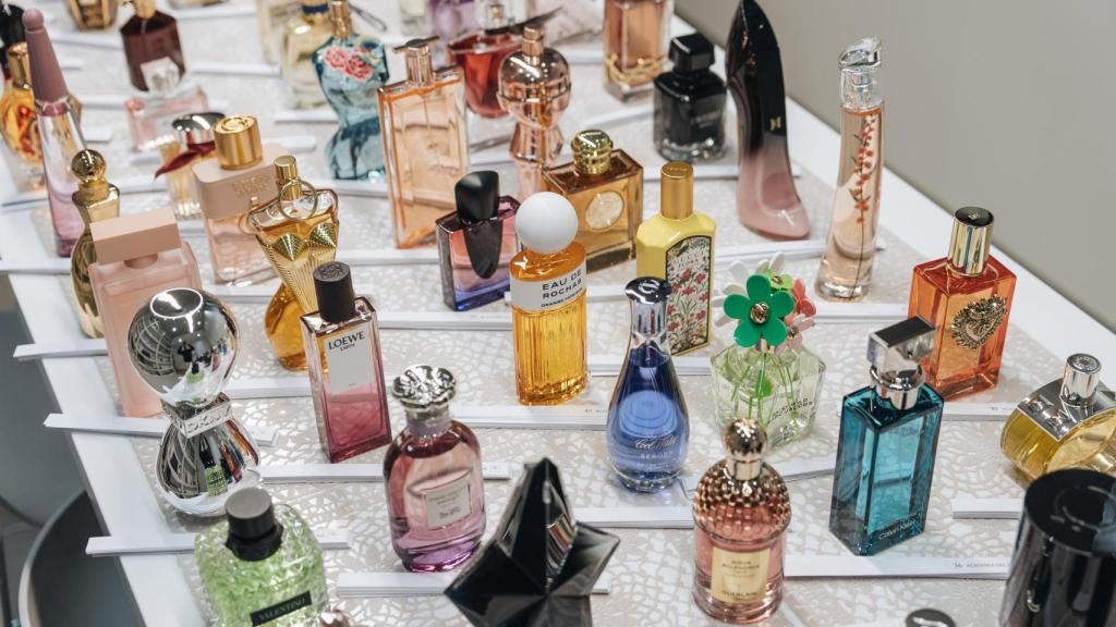 Varios frascos en la Academia del Perfume de España.