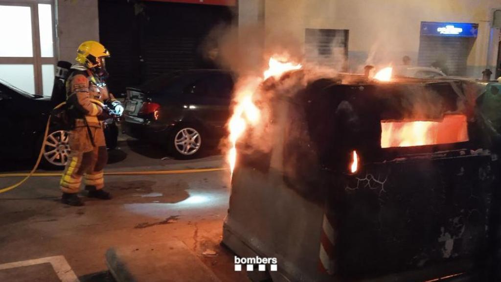 Un bombero, durante una de las tres intervenciones que realizaron en Mataró durante la pasada madrugada del lunes al martes.