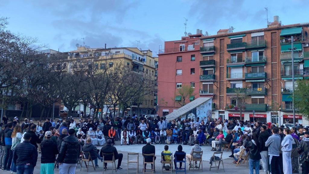 Asamblea abierta en la plaza de Can Morro organizada por el 'Sindicat d’Habitatge' de Mataró.