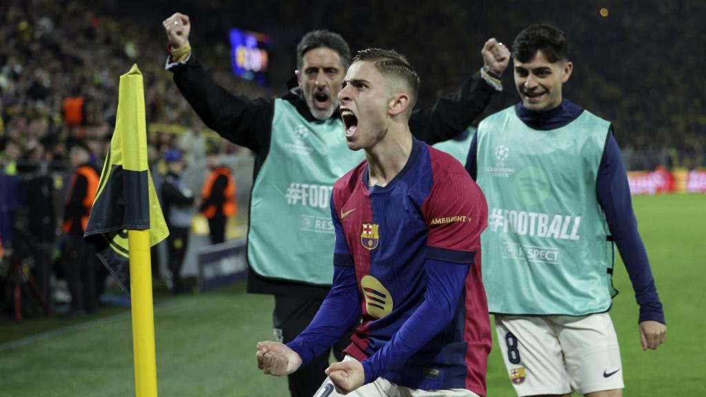 Fermín celebra el gol del Dortmund en propia.
