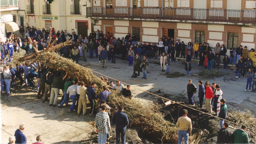 Los juderos levantan al Judas en la fiesta de Tielmes.