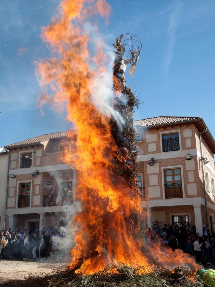 El momento de la quema en la fiesta celebrada cada Domingo de Resurrección en Tielmes.