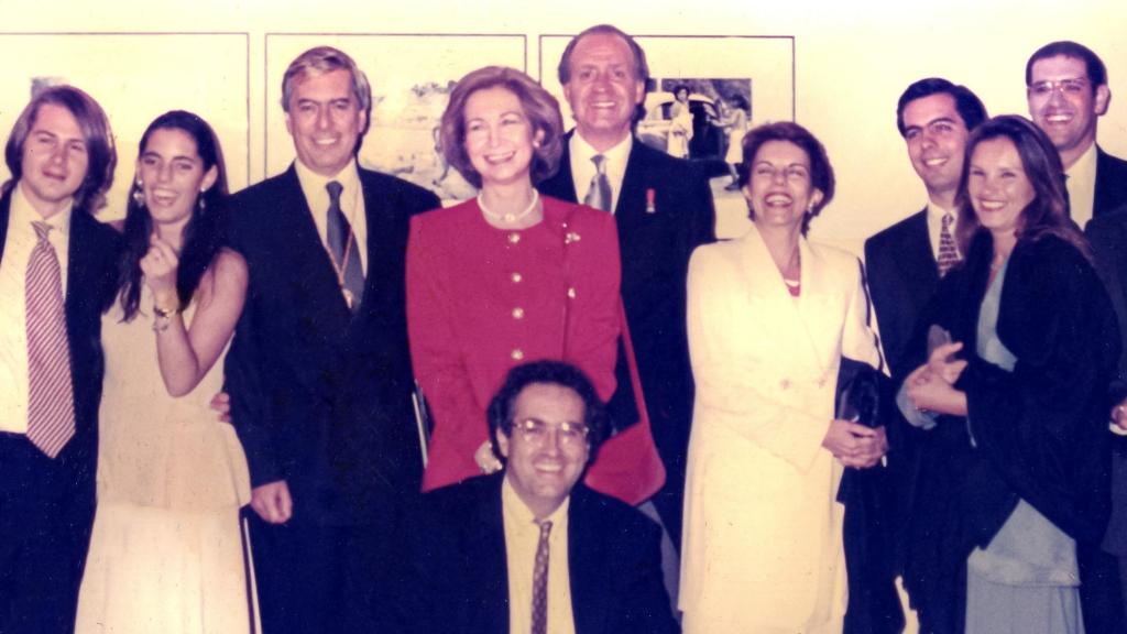 Los Reyes, Vargas Llosa y 'Luis de Toledo' durante la exposición 'El Perú de Vargas Llosa'