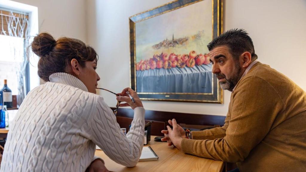 Un momento de la entrevista a Palencia de Lara en su restaurante de Toledo.