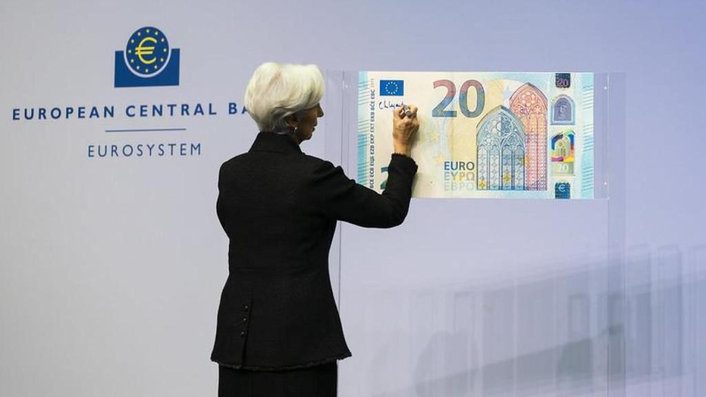 Christine Lagarde, presidenta del BCE, estampa su firma en el billete de 20 euros, en 2019.