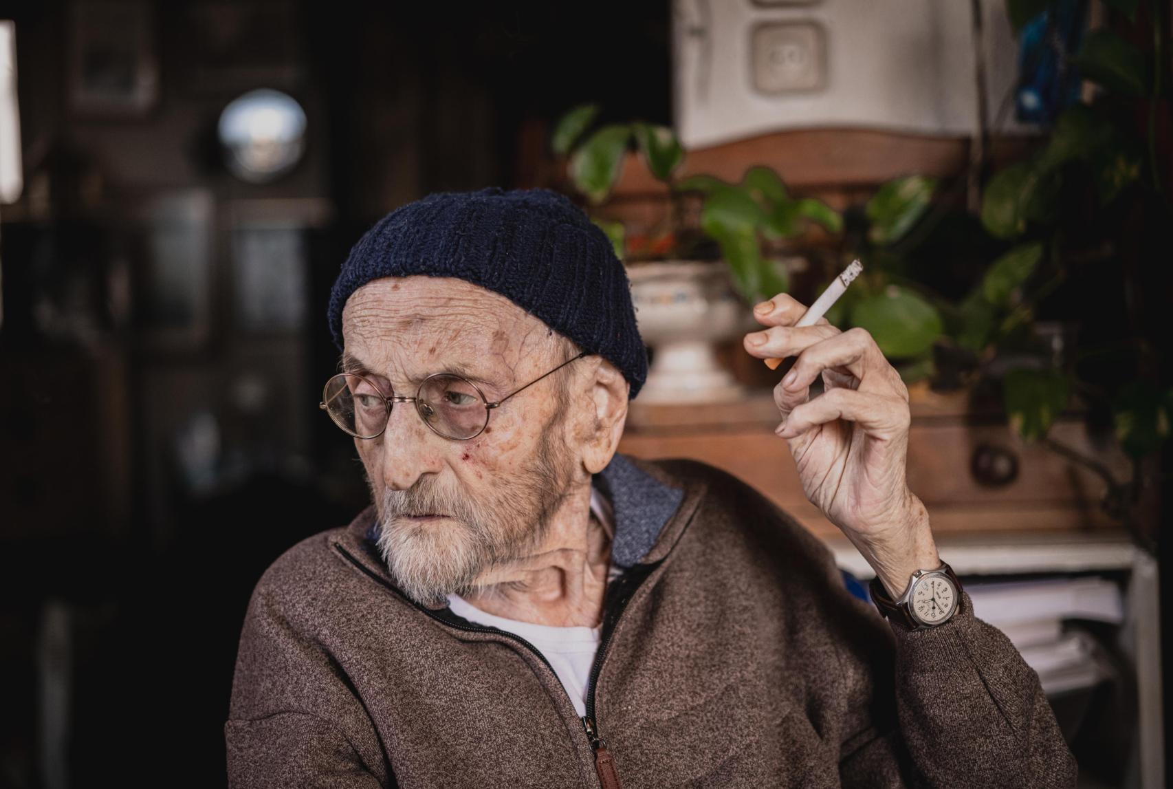 El escritor Álvaro Pombo en su casa de Argüelles (Madrid).