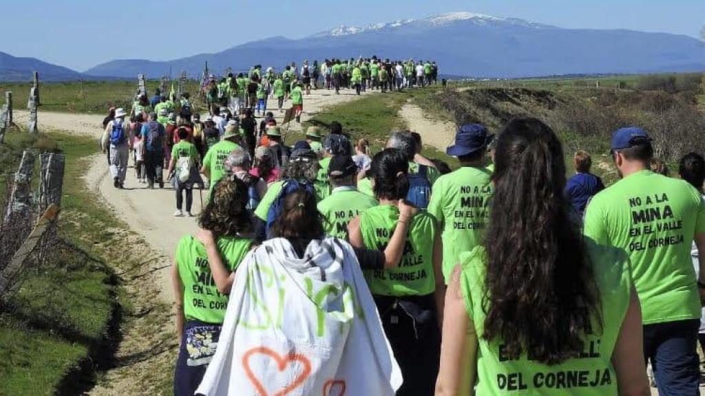 Miembros de la Asociación Vive el Valle del Corneja y la Plataforma No a la mina en el Valle del Corneja durante una protesta